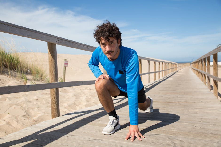 Bir kişi diz egzersizi yaparken görünür, diz kapakları ve bacak kasları belirgindir