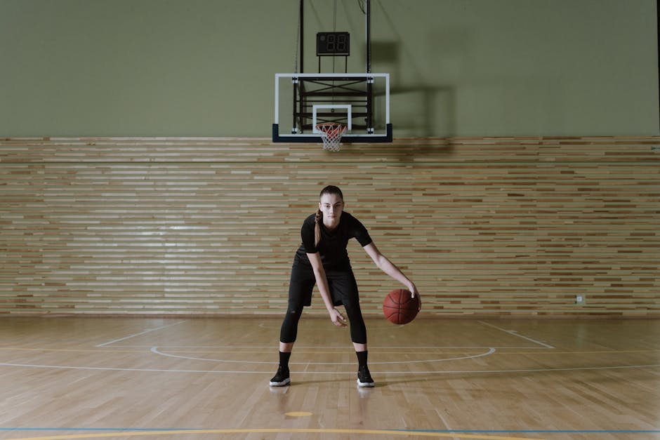 Bir basketbol oyuncusunun evde plyometrik antrenman yaparken görüntüsü