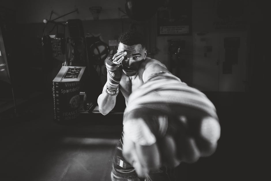 Dövüş sporu yapan bir sporcu nefes egzersizi yaparken