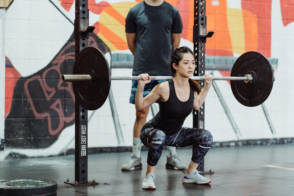 Kadın sporcu regl döngüsüne göre antrenman yaparken spor salonunda