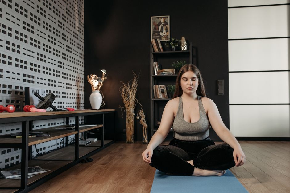 Antrenman öncesi nefes egzersizi yapan sporcu