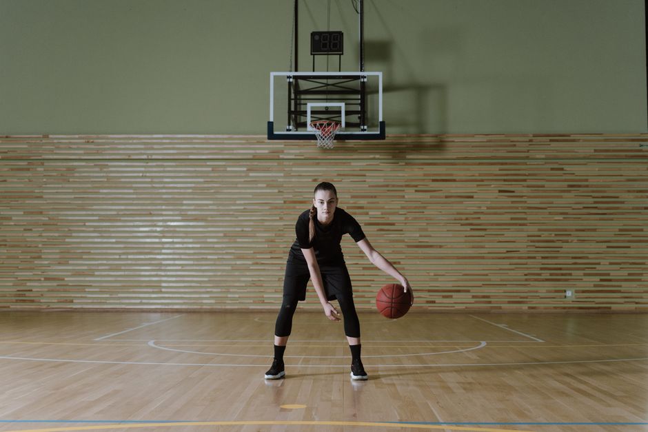 Bir basketbol oyuncusu ev ortamında pivot ve denge çalışması yapıyor