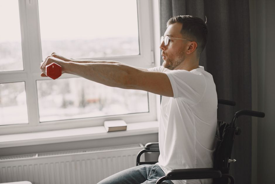 Evde sakatlanma sonrası rehabilitasyon egzersizleri yapan hasta