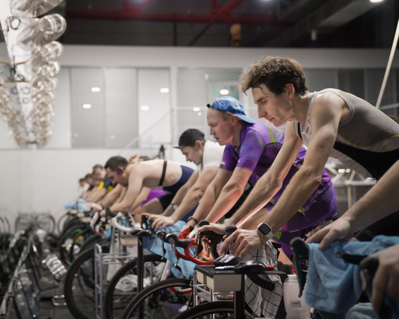 İç mekanda pedal tekniğini geliştiren bisikletçi, ev ortamında çalışmalarını sürdürürken