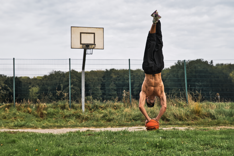 Basketbol oyuncusu duvara karşı omuz stabilizasyonu egzersizi yaparken