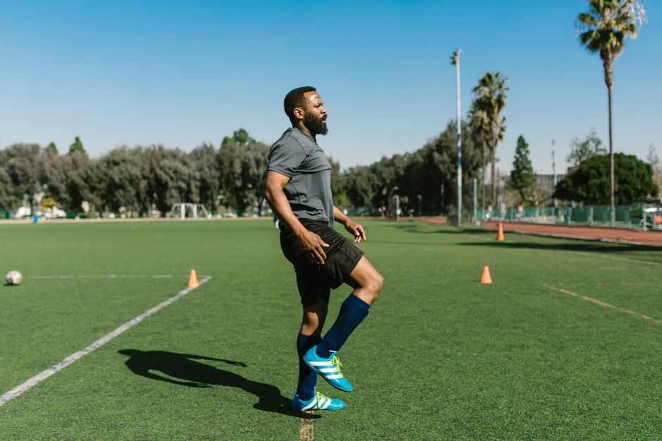 Basketbol ve futbol oyuncusu ekipmansız propriyomotor egzersizler yaparken