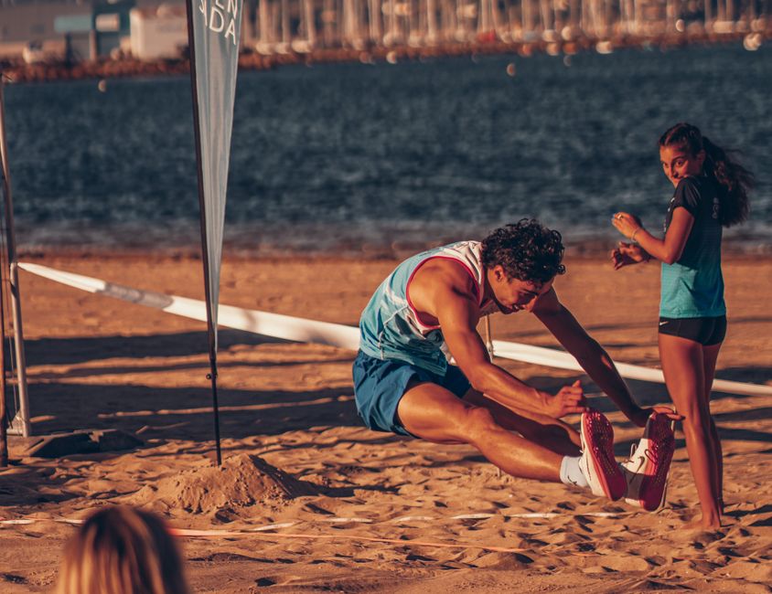 Çeşitli zemin yüzeylerinde sıçrayan bir sporcu