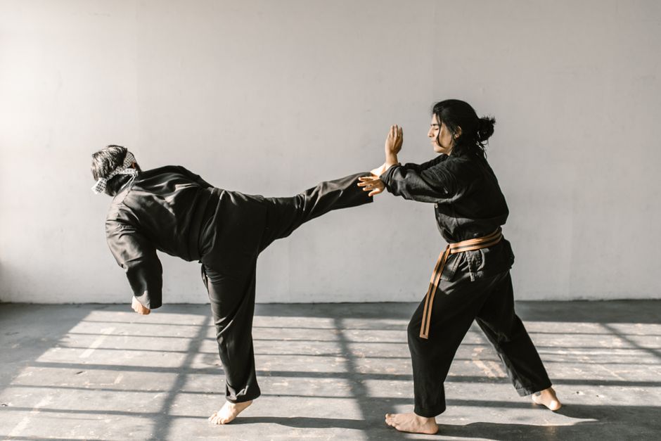 Dövüş sporlarıyla tepki hızı antrenmanı yapan sporcu