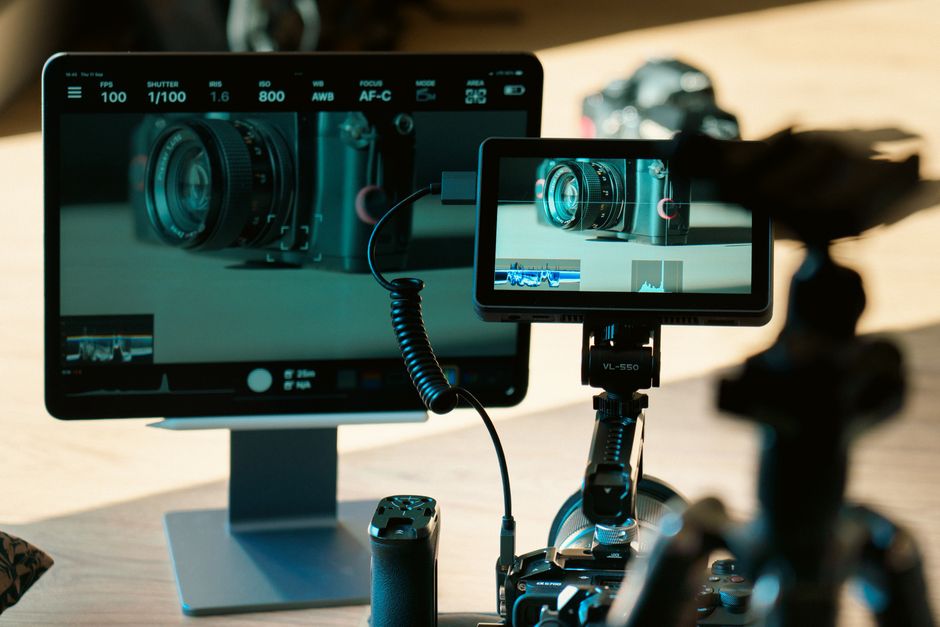 Koşu formunu analiz etmek için yan profilden video kaydı yapan koşucu