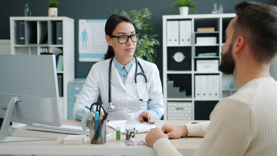 Sakatlıktan dönüş planını doktor ve hasta tartışıyor