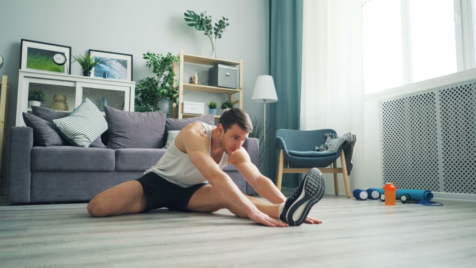Sporcu evde ekipmansiz aktif soğuma yaparken, kas geçişlerini hızlandırmaya odaklanıyor.