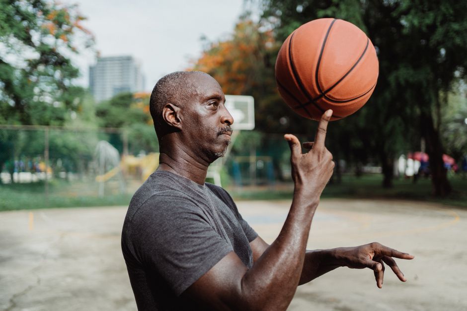 Bir basketbol oyuncusu evde denge egzersizi yaparken