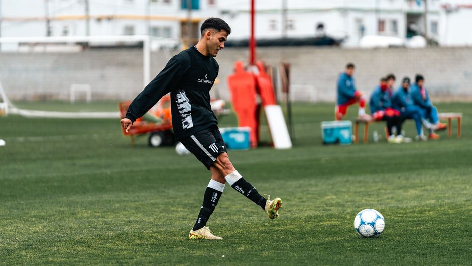 Evde futbol top kontrol drill'ünü uygulayan bir oyuncunun görseli