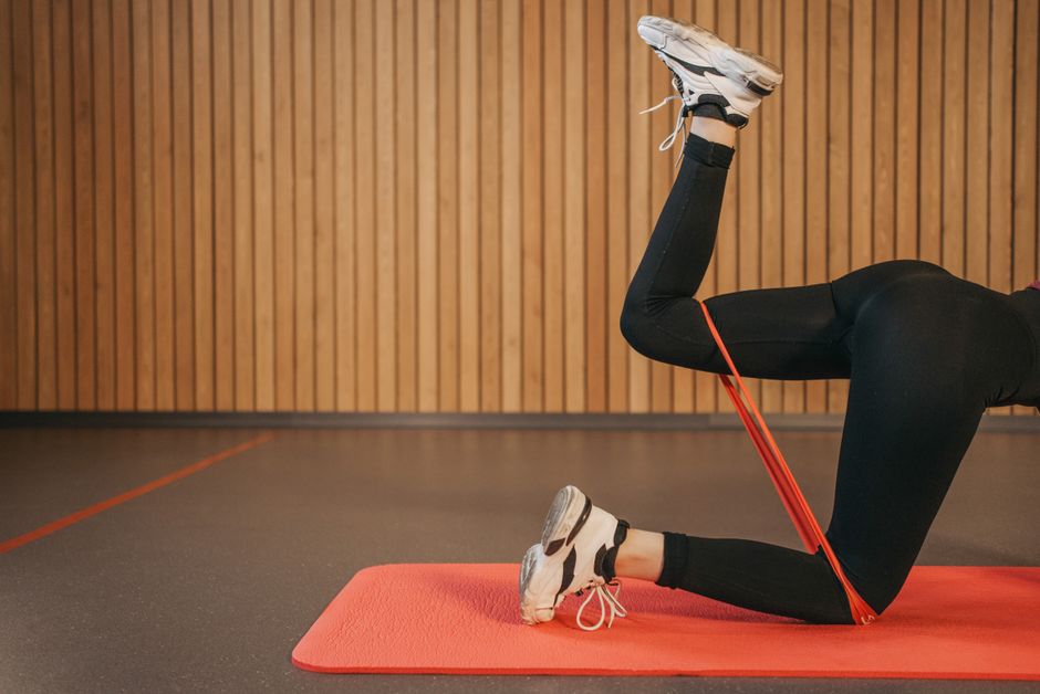 Evde tek ayak kuvvet antrenmanı yapan sporcu