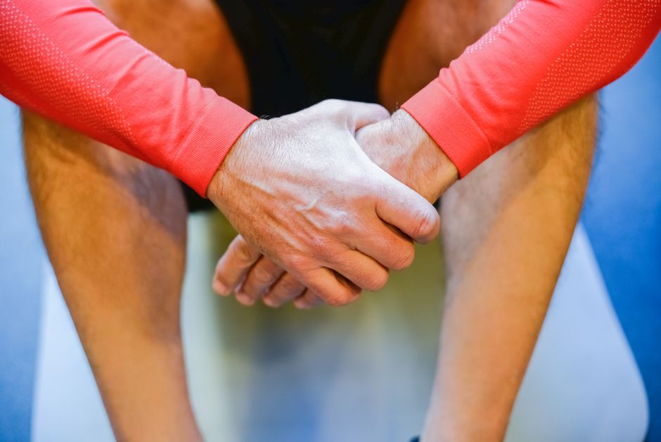 Sporcu, bilinçli duruş ve odaklanma çalışması yaparken.